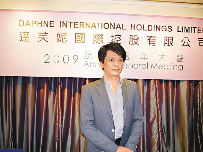 败家族内斗血亏40亿都是红颜祸水惹的祸K8凯发·国际网站“一代鞋王”达芙妮衰(图3)