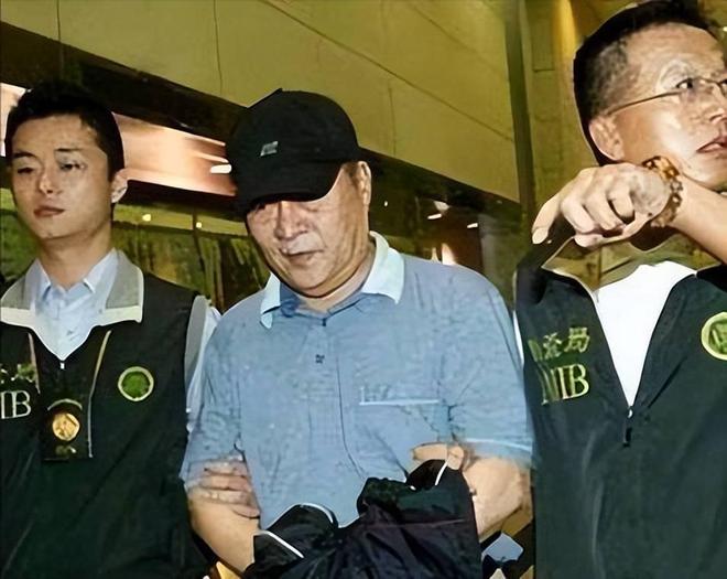 败家族内斗血亏40亿都是红颜祸水惹的祸K8凯发·国际网站“一代鞋王”达芙妮衰(图7)