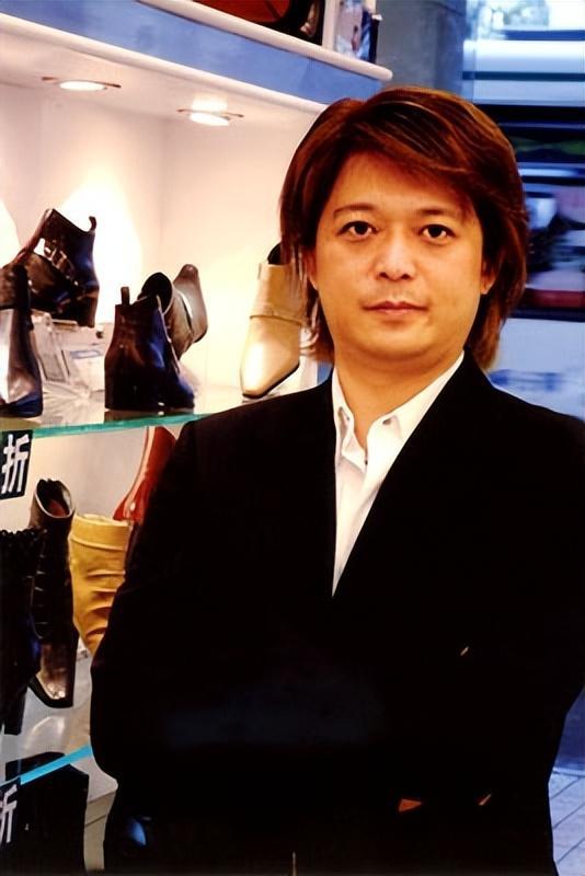 败家族内斗血亏40亿都是红颜祸水惹的祸K8凯发·国际网站“一代鞋王”达芙妮衰(图9)