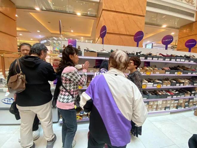 美元的鞋子现在一百多块拿下”外贸好东西卖爆了→凯发不出口美国了上海市民疯狂“捡漏”！“好几百(图3)