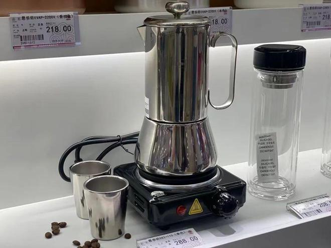 美元的鞋子现在一百多块拿下”外贸好东西卖爆了→凯发不出口美国了上海市民疯狂“捡漏”！“好几百(图2)