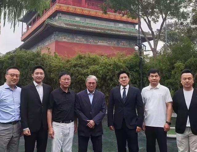 的父亲霍震霆如今还能再次为霍家“争光”凯发·k8国际霍启刚未曾料到他79岁(图6)