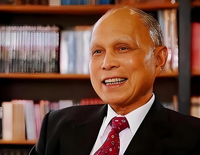 的父亲霍震霆如今还能再次为霍家“争光”凯发·k8国际霍启刚未曾料到他79岁(图7)