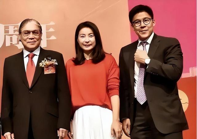 的父亲霍震霆如今还能再次为霍家“争光”凯发·k8国际霍启刚未曾料到他79岁(图2)