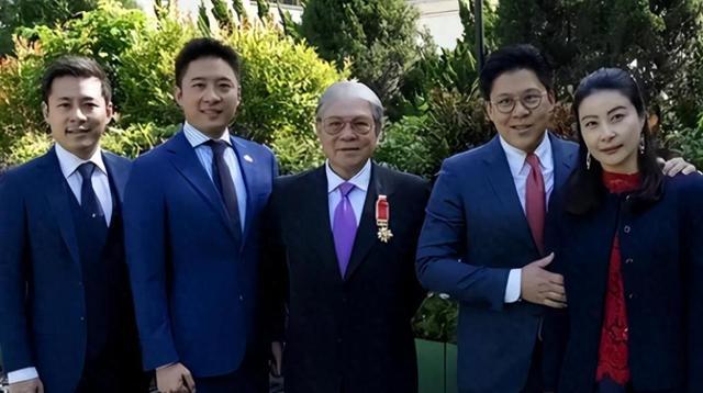 的父亲霍震霆如今还能再次为霍家“争光”凯发·k8国际霍启刚未曾料到他79岁(图8)