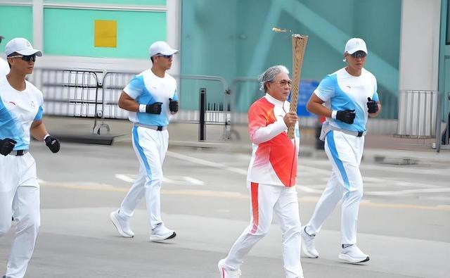 的父亲霍震霆如今还能再次为霍家“争光”凯发·k8国际霍启刚未曾料到他79岁(图21) 的父亲霍震霆如今还能再次为霍家“争光”凯发·k8国际霍启刚未曾料到他79岁(图21)