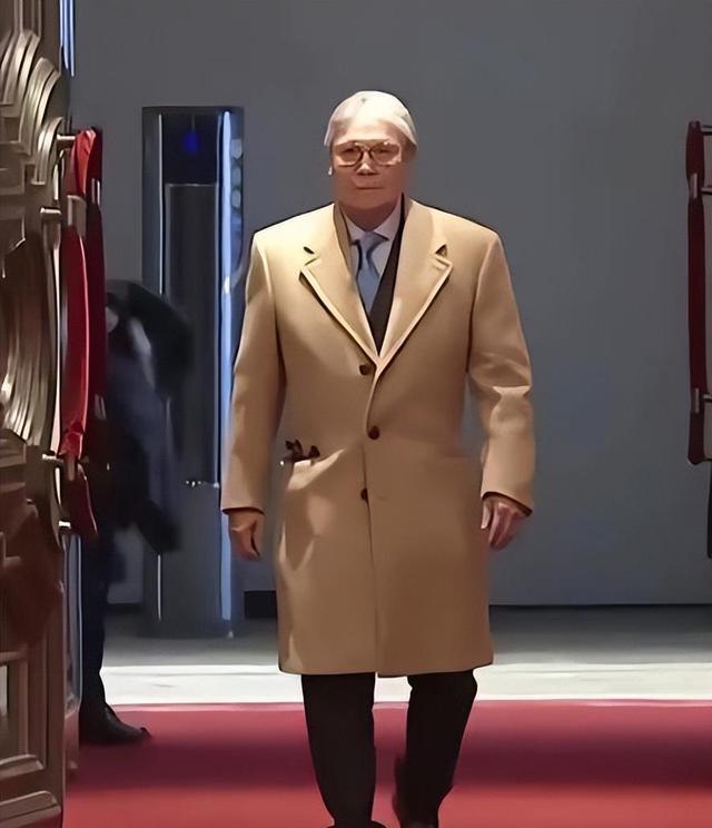 的父亲霍震霆如今还能再次为霍家“争光”凯发·k8国际霍启刚未曾料到他79岁(图19)