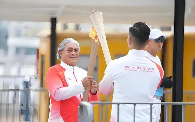 的父亲霍震霆如今还能再次为霍家“争光”凯发·k8国际霍启刚未曾料到他79岁(图22) 的父亲霍震霆如今还能再次为霍家“争光”凯发·k8国际霍启刚未曾料到他79岁(图22)