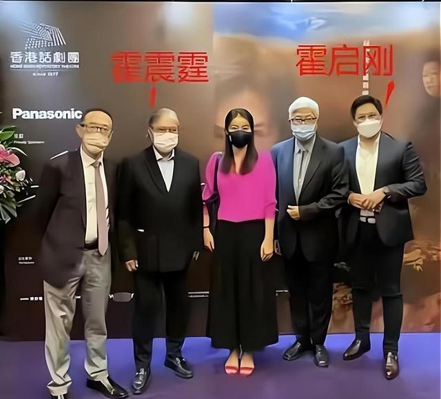 的父亲霍震霆如今还能再次为霍家“争光”凯发·k8国际霍启刚未曾料到他79岁(图23) 的父亲霍震霆如今还能再次为霍家“争光”凯发·k8国际霍启刚未曾料到他79岁(图23)